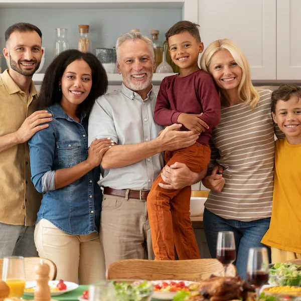 familia-feliz-jantando-juntos_23-2149117551