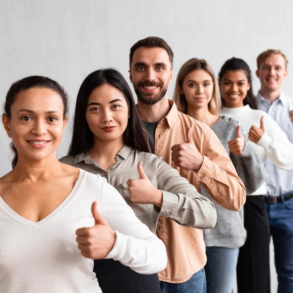 pessoas-sorridentes-fazendo-sinal-de-positivo-em-uma-sessao-de-terapia-de-grupo_23-2148752043