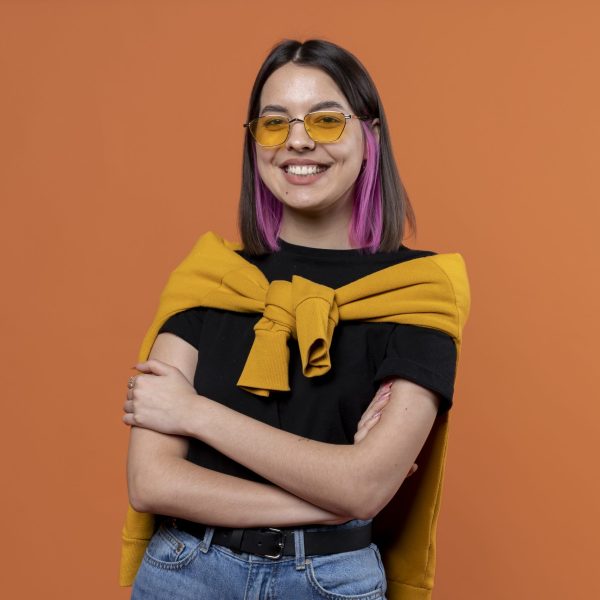 retrato-de-uma-jovem-usando-oculos-escuros